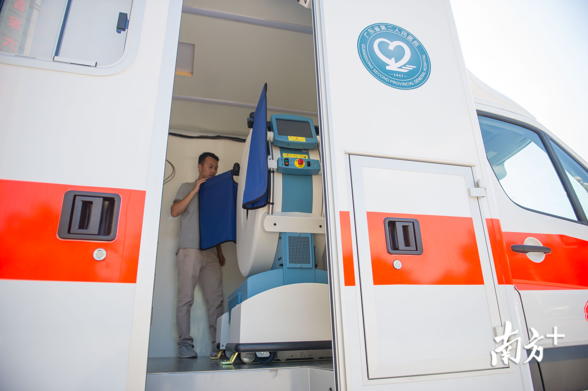 救護(hù)車上即可溶栓！華南首臺(tái)移動(dòng)CT救護(hù)車亮相